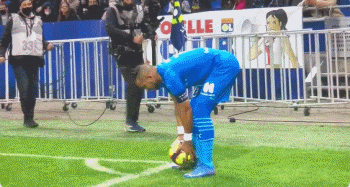 米兰女排以3-0击败贝加莫，艾格努砍25分MVP，展现统治力，整体配合出色，展现冠军底蕴。