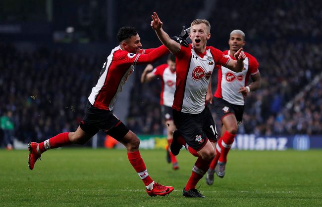 皇马在国家德比后失利，阿隆索面临下课危机，巴萨趁机领跑，西甲争冠形势严峻。