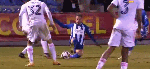 中超：上海海港主场4-1击败深圳队