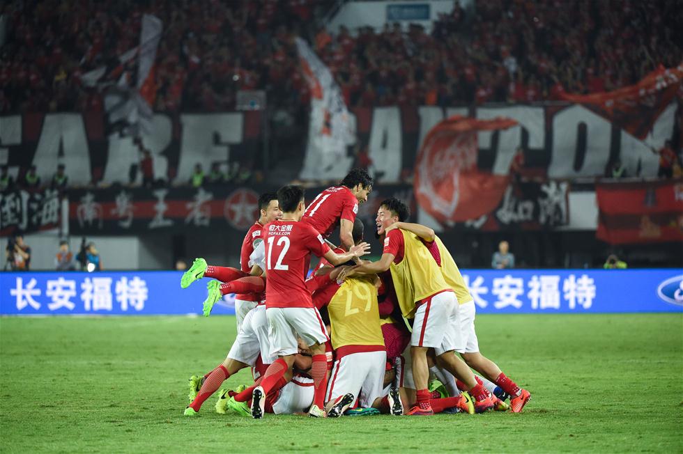 足球国足归化球员表现稳健，获媒体点赞（国足归化球员稳健发挥，媒体纷纷点赞）